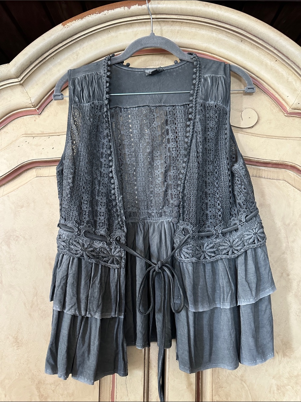 POL Gray Mineral Washed Crochet & Lace Tiered Sleeveless Vest size Small